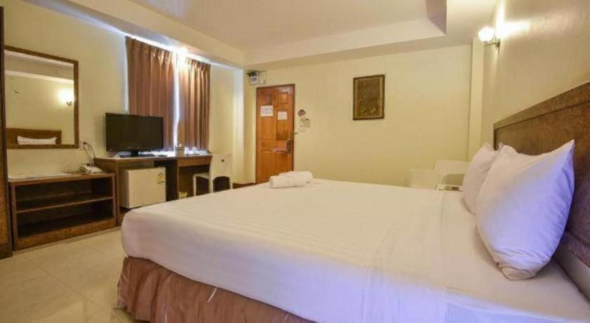 Trat Center Hotel Bagian luar foto