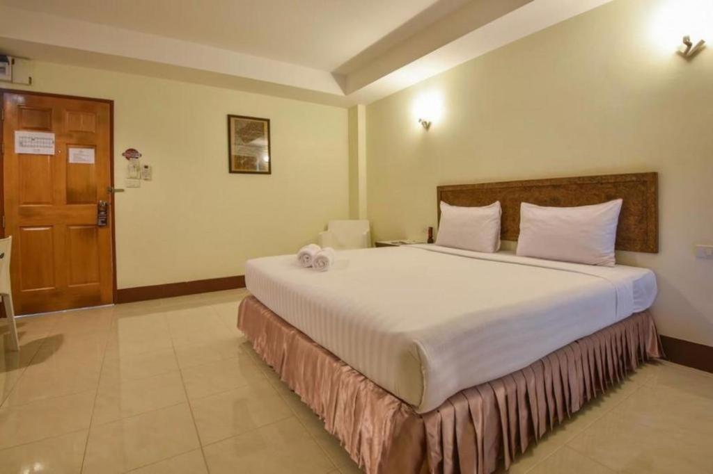 Trat Center Hotel Bagian luar foto